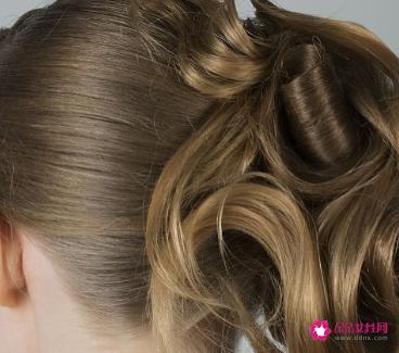 适合戴帽子的发型简单扎发