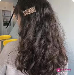 羊毛卷发型图片女中长