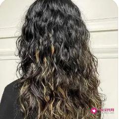 羊毛卷发型图片女中长