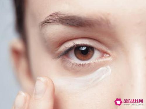 女人容易长鱼尾纹的3个原因