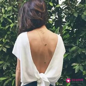 漂亮女人背后有一群男人撑腰