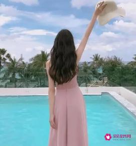 漂亮女人背后有一群男人撑腰