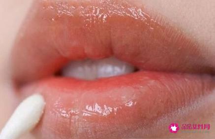 简单涂口红的正确方法步骤图解