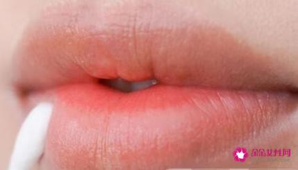 简单涂口红的正确方法步骤图解