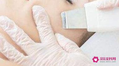 女生脸部毛孔粗大是怎么回事