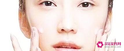 女生脸部毛孔粗大是怎么回事