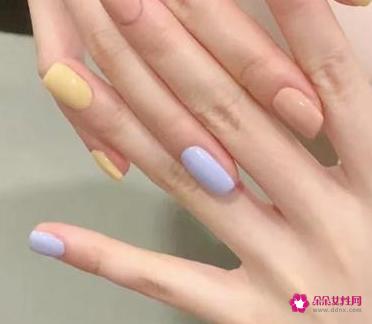 美甲图片短指甲款式显白