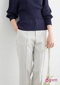 藏青色上衣下面配什么颜色