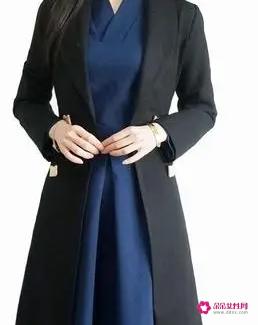 藏青色上衣下面配什么颜色