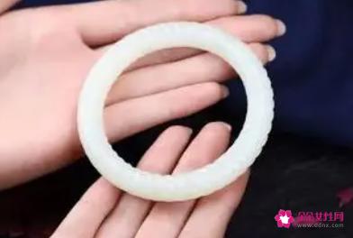 玉手镯戴哪只手吉利