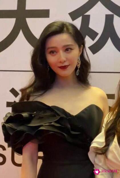 范冰冰亮相华鼎奖服装搭配优雅大方