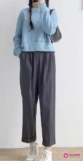 蓝色上衣配什么颜色裙子最搭配