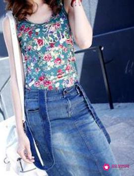 蓝色上衣配什么颜色裙子最搭配