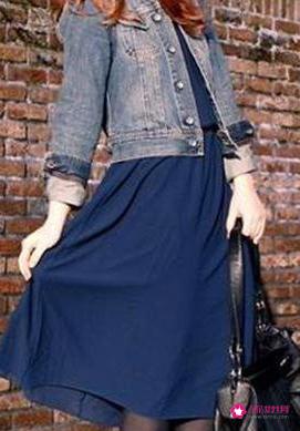 蓝色上衣配什么颜色裙子最搭配