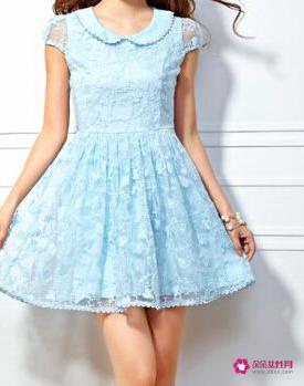 蓝色上衣配什么颜色裙子最搭配