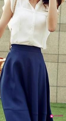 蓝色上衣配什么颜色裙子最搭配