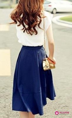 蓝色上衣配什么颜色裙子最搭配