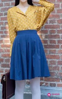 蓝色上衣配什么颜色裙子最搭配