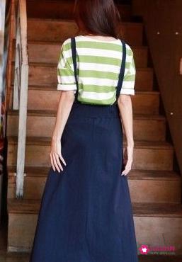 蓝色上衣配什么颜色裙子最搭配