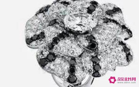 黑色的饰品有哪些