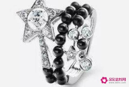 黑色的饰品有哪些