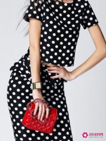夏天波点裙怎么穿搭