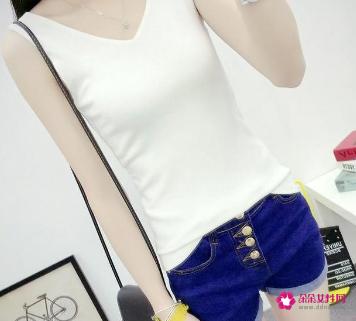 吊带小背心怎么穿才能既性感又保守