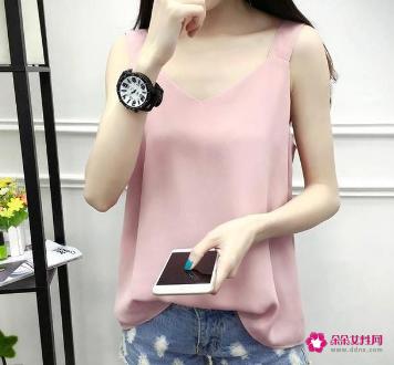 吊带小背心怎么穿才能既性感又保守