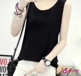 吊带小背心怎么穿才能既性感又保守