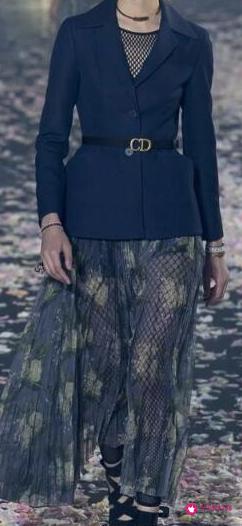 半身长裙搭配什么上衣好看