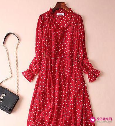 飘逸感十足的时尚真丝连衣裙