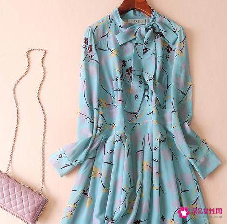 飘逸感十足的时尚真丝连衣裙