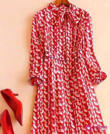 飘逸感十足的时尚真丝连衣裙