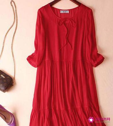 飘逸感十足的时尚真丝连衣裙