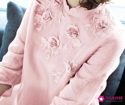 飘逸感十足的时尚真丝连衣裙