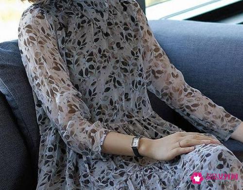 飘逸感十足的时尚真丝连衣裙