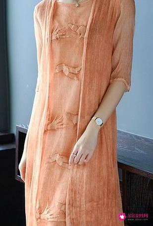 飘逸感十足的时尚真丝连衣裙