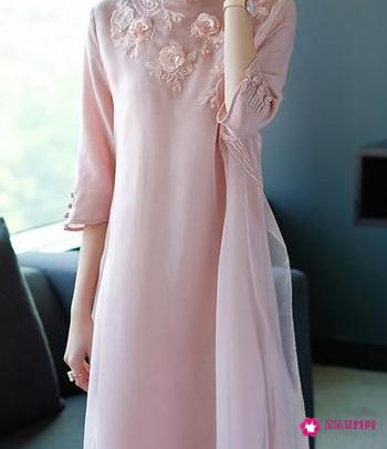 飘逸感十足的时尚真丝连衣裙