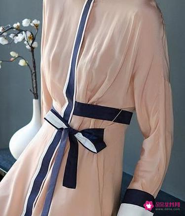 飘逸感十足的时尚真丝连衣裙