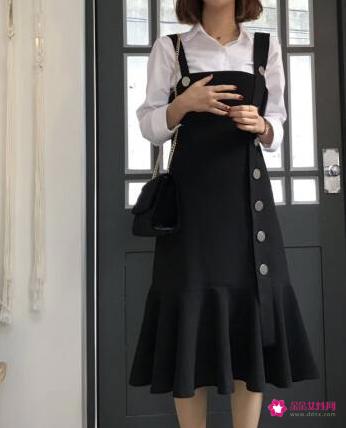 黑裙子搭配图片