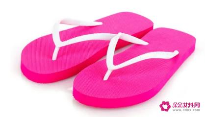 沙滩穿沙滩鞋还是拖鞋好