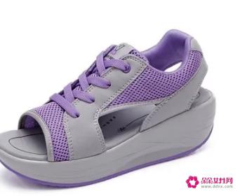 沙滩穿沙滩鞋还是拖鞋好