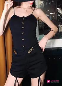 吊带连体裤的搭配