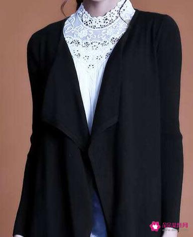 黑色开衫里面搭配打底衫