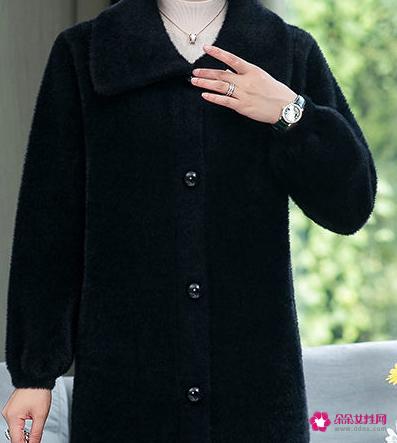 黑色开衫里面搭配打底衫