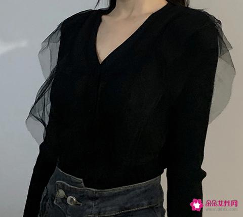 黑色开衫里面搭配打底衫