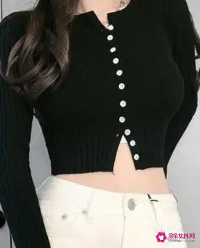 黑色开衫里面搭配打底衫