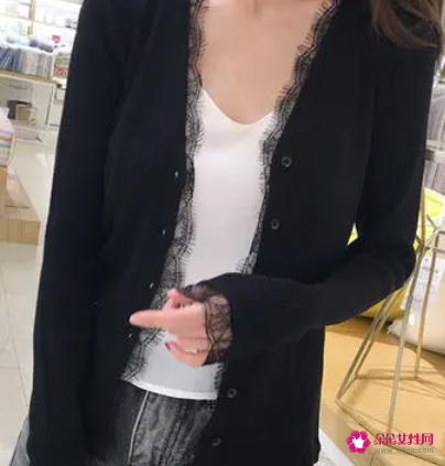 黑色开衫里面搭配打底衫