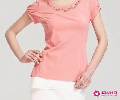 粉色T恤搭什么颜色裤子