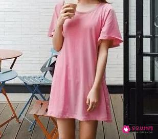 粉色T恤搭什么颜色裤子